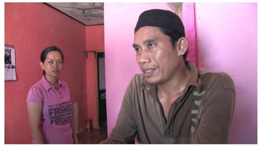 FIGURE 1. Burung (00:27): https://vimeo.com/135894282.  This article uses material from “Recording the Future: An Audiovisual Archive of Everyday Life in Indonesia in tho 21st Century” (RtF) in order to explore the creative and emotional processes through which ordinary Indonesians tr to make places “their own.” Employing the notion of “makeshift” as an analytical category, I analyze how modes o, improvisation and senses of temporariness are visualized in the RtF archive. By doing so, I centralize the everyday conditions and experiences of a seemingly amorphous but increasingly significant class of Indonesian domesti migrants in search of an income and a place to live. Integrating visual materials and textual analysis, I argue tha these experiences are based, on the one hand, on a willingness to leave and the ability to adapt and, on the other hand on a fundamental desire for a stable and regular life. [everyday life, Indonesia, makeshift, migration, Recording the Future, temporality, visual methods]  in “Recording the Future: An Audiovisual Archive of Everyday Life in Indonesia in the 21st Century” (RtF), a collection of audiovisual materials compiled by Dutch and Indonesian researchers and filmmakers. I focus on recordings made at two locations, namely, Kawal and Pasar Baru, a neighborhood in central Jakarta. 