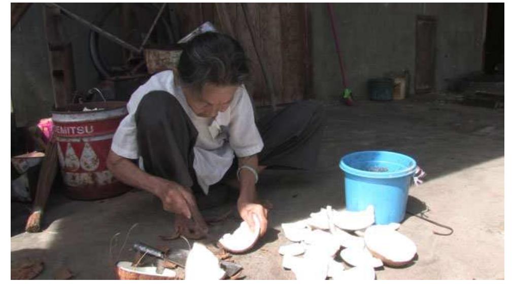 FIGURE 16. Ayam (02:03): https://vimeo.com/135894295.  The conversation seems awkward, at least to me. At one point, Ah Liang tells Lexy that his Indonesian is deficient, but this might not be the main issue. Rather, it appears that the terms in which Ah Liang and Lexy frame the conversation fail to strike much resonance with the other. Lexy expresses sympathy for Ah Liang’s difficult economic position. This, he says, must be “tough (berat).” At the same time, he seems to have some difficulties interpreting Ah Liang’s use of the word pusing (“dizzy,” or “confused”) as a description of his situation. Ah Liang, in turn, does not (or hardly) respond to Lexy’s question whether he has a “plan (rencana).” As the interview progresses, Lexy makes another effort (Figure 18).  