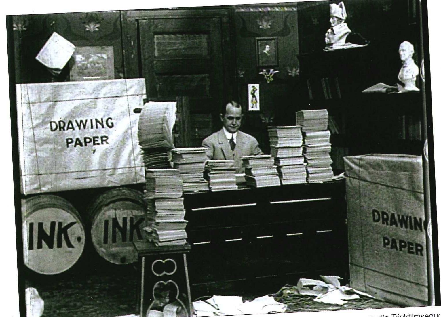 oOo” t—~—tO  Grafomanie beschreibt ein Zusammenspie! VOL rerhaltensweisen, die sich in einer Uberproduk- ion grafischer Spuren zeigt. Man versteht darun- er obsessive Akte des Schreibens oder Zeich- ens. In den meisten Wiarterbiichern liegt die Be- onung bei der Definition der auch Kritzelsucht senannten Grafomanie auf dem iibermaBigen Drang zu schreiben. Das Aufkommen des Wor- res wird an der Wende vom 18. zum 19. Jahrhun- dert verortet, was nahelegt, dass die schnellen, me- chanisierten Produktionsvorginge der industriel- len Revolution ausschlaggebendes Vorbild fiir die Zwangsstorung gewesen sein konnten. Allerdings legt die ,symphonie* von Tier- und Menschen- figuren in den Hohlen von Les Trois Freres im fran- zosischen Ariége einen viel friiheren, ja urzeitli- chen Ursprung nahe.’* Im Rausch der Grafomanie verschwimmen die Grenzen zwischen Schreiber und Zeichnen. Das Geschriebene lést sich auf ir einer Ansammlung von gezeichneten Linien, de ren augenfallige, rein kommunikative Funktio1 stufenlos in eine schwerer Zu greifende, grafisch materielle Existenz iibergeht. Zeichnen selbst is jaeine Art Schrift, eine Protoschrift und gleichzet tig eine Nachschrift, ein PS, was jegliche linear Entwicklung zwischen diesen verschiedenen Aus  > ———  Fiir Eisenstein war seine Grafomanie aber Kel).  Leiden, ganz im Gegenteil, er machte sie sich zu- nutze.!5 Wie bei anderen Techniken, die durch  Schnelligkeit und schieres Volumen versuchen, die 