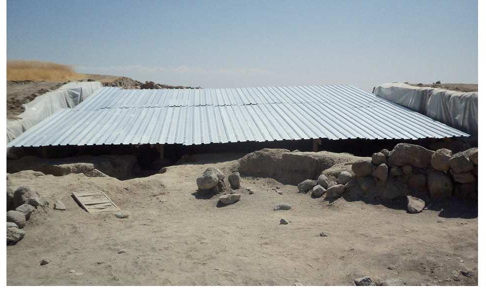 Figure 6: General view of the shelter over Operation B.  Figure 5: View of the shelter over Operation A after being rebuilt after being lifted for the first time: sandbags were used as ballast placed directly on the roofing. 