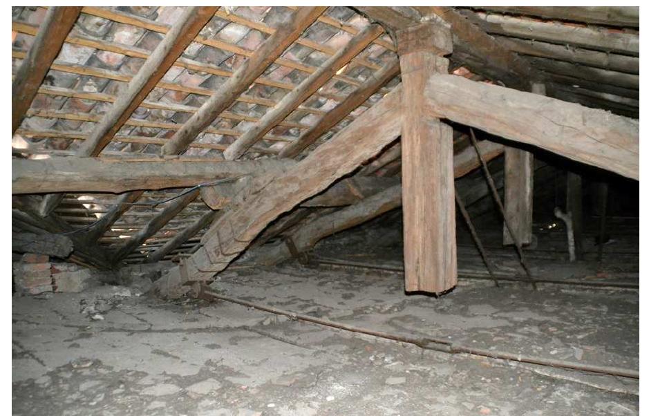 Figure 7: Truss C 12.1 (XVI century, but modified), the tie- beam is hidden below the floor. 