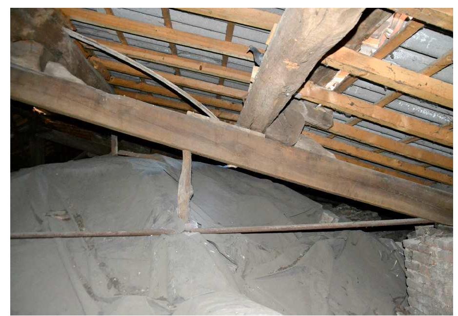 Figure 11: Truss C 3.2, prop supporting a rafter, but loading the vault below.  Figure 10: Truss C 8.7: two redundant vertical props have been placed between the tie-beam and the rafter, probably due  to the slenderness of the latter. The props support the rafter, but they tend to bend the tie-beam. 