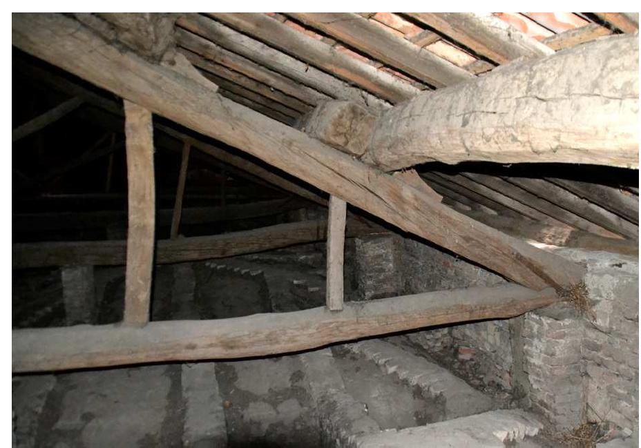 systematic way starting from a first subdivision in three macrocategories, (problems related to the static scheme, problems related to constructive details, problems related to damages or forms of decay), each macrocategory (M) has been further subdivided in a series of categories (C), which in turn contain some specific criticalities (SC) concretely found in one or more cases. 