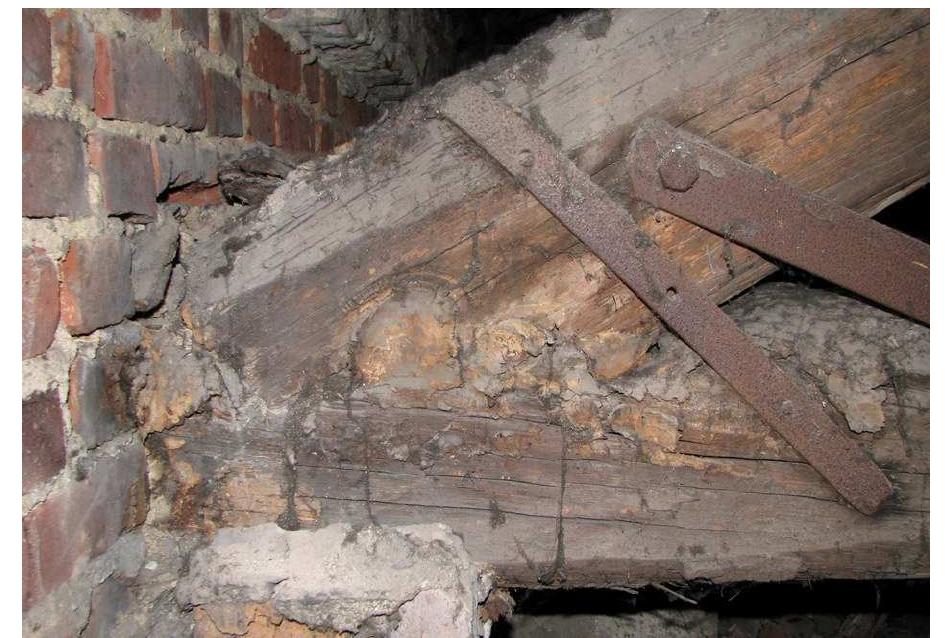 Figure 14: Truss C 5.2: joint between tie-beam and rafter severely decayed due to fungal attack.  Figure 13: Classification of criticalities. 