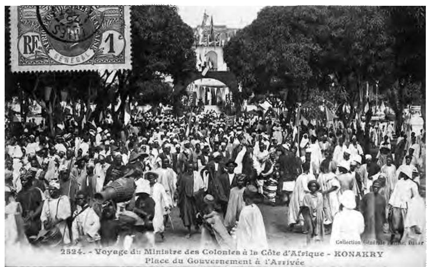 Fig. 1: Jenbe players (left bottom) at the French colonial minister’s reception in Conakry. Photo: Fortier, 1908. From the CD-Rom Atlas du Patrimoine n°4, West African Postcards (1895-1930), file number 20. Reprint with the kind permission of Philippe David, Images&Memoire, Paris. 