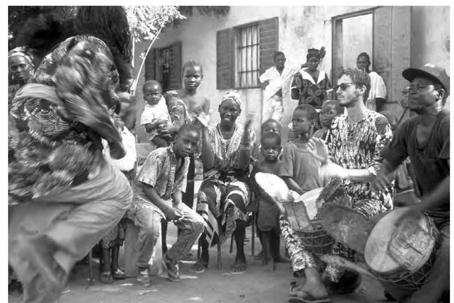 Fig. 2: Jeli Madi Kuyate and the author performing at a drum-and-dance event in Bamako at a denkundi (Islamic naming ceremony). Photo: Barbara Polak, 1991. 