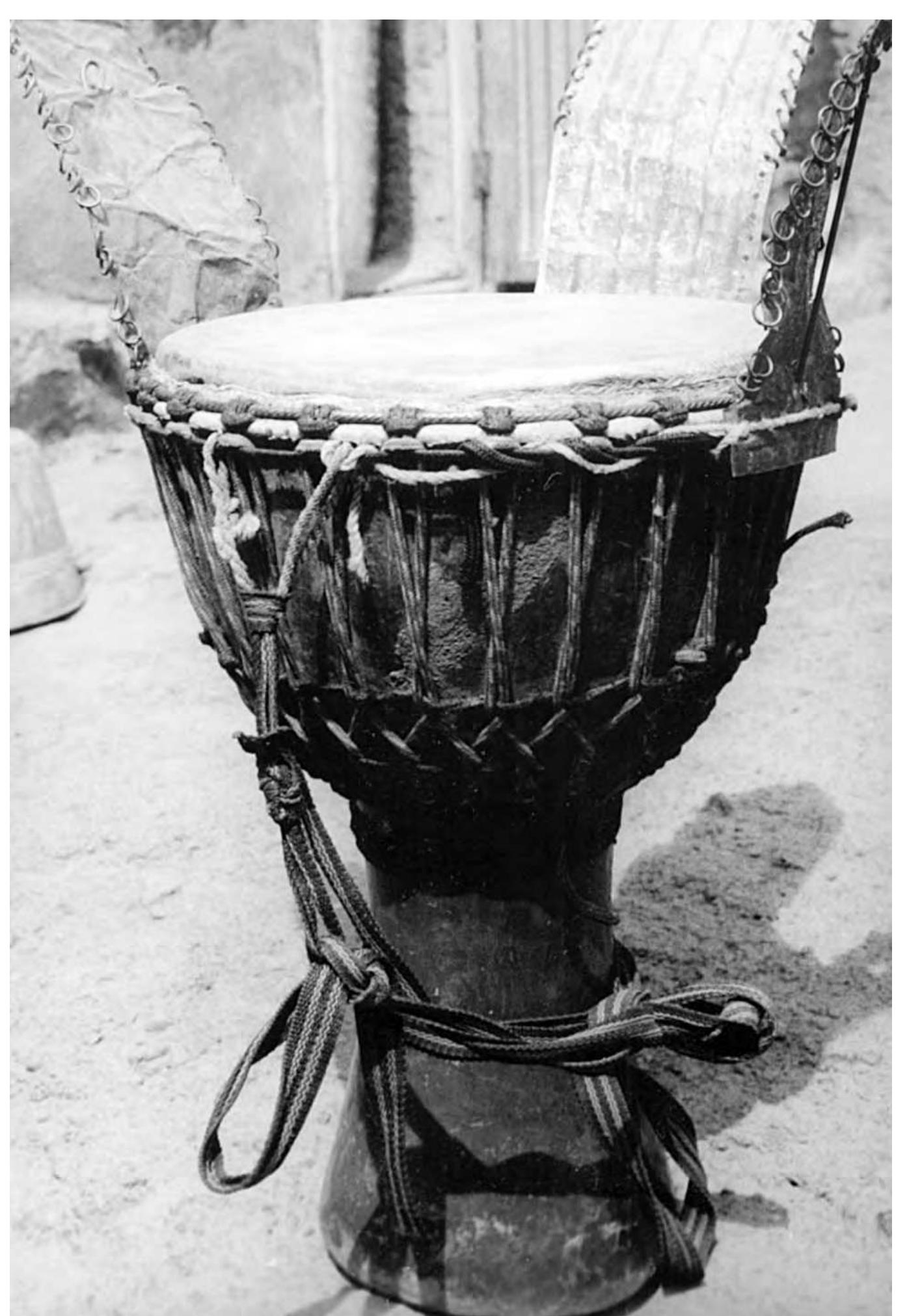 Fig. 7: A contemporary Bamako jenbe with rings made of 6-mm steel reinforcing bar (re-bar). Photo: Polak, 1997. 