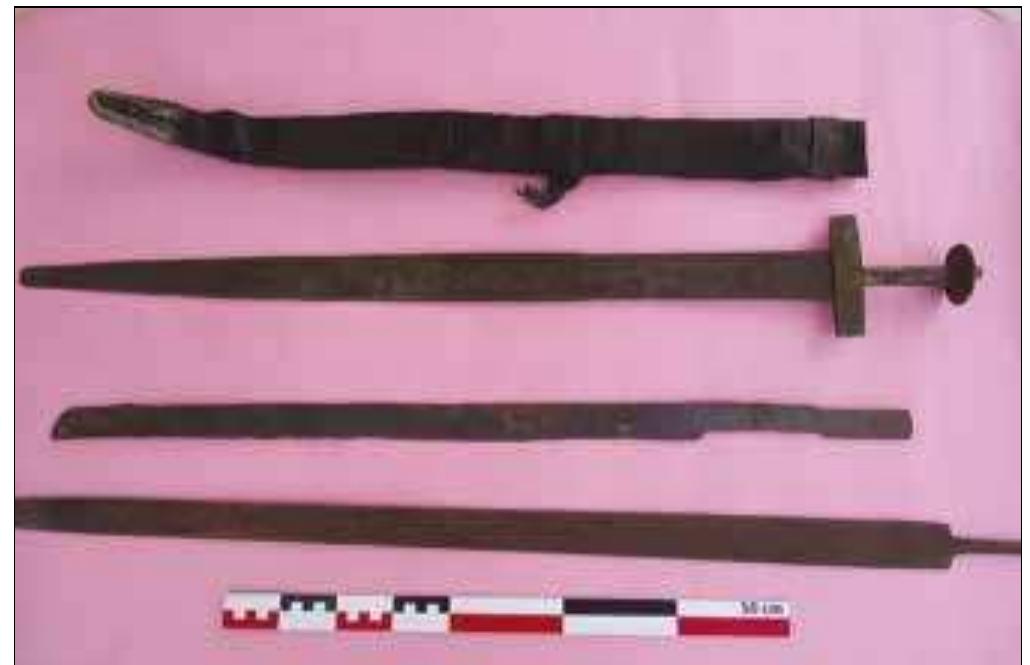 In addition large amounts of other traditional equipment was recorded and collected from the villages, such as Fung swords from Ronga village, where families descended from the Fung are still living today. From the villages of Umm Sofa and Hamadnallah copper vessels, swords and arrowheads were collected (Plate 8). Plate 8. Iron swords from site SE23, Umm Sofa village (photo: Nassr 2016).