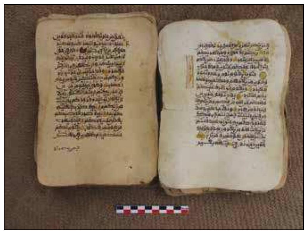An ethnographical survey carried out in the area confirmed that many villages have a cultural heritage related to the Early slamic period. Religious paraphernalia are common in the villages of el-Sheikh Talha, el-Sheikh Farah Wad Taktouk and others. Hand written Holy Qurans were well represented with books of different sizes along with covers (Plate 7). Boards for writing the Holy Quran, along with pencils and ink, were preserved as well as documents recording the history of the sheikh and his family. Plate 7..A hand written Holy Quran from site SE25, Gladiema village (photo: Nassr 2016).