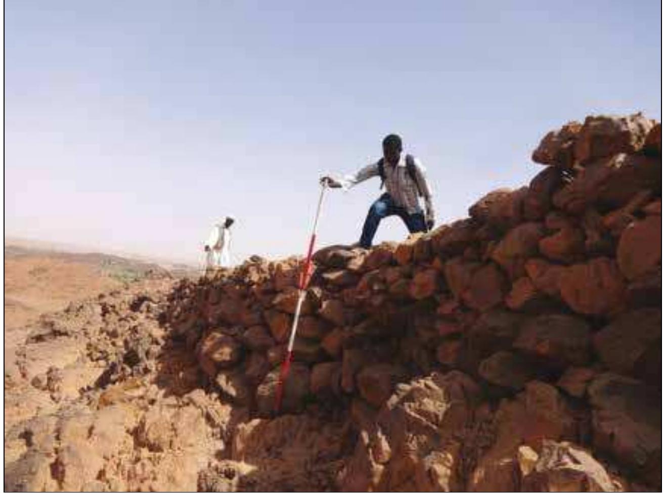 Plate 10. Southern walls of site SP19, Khor Kitaira (photo: Nassr 2016). The sites discovered during the four seasons in the Saba- loka region reflect many of the site types familiar from else- where in Central Sudan. The discussion of their setting and the material recovered from the surface within them reveal that Sabaloka was occupied overt a long period. Although the area is rocky with limited agricultural land in the bends of the Nile, many settlement sites have been found and more sites recognised as workshops for making stone tools, as well as camps for different purposes (fortified, workshop and as camps for different purposes (fortified, workshop and