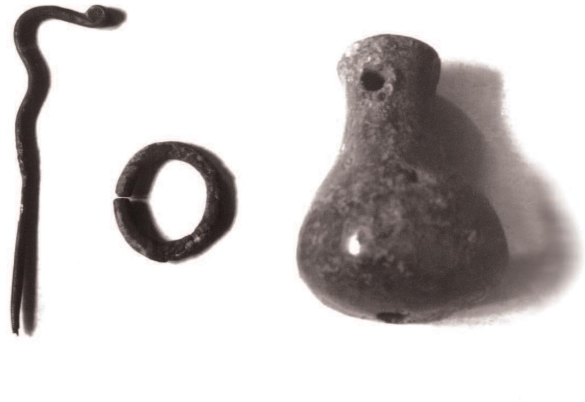 abytki odkryte w 1935 roku nad Rzeczyca w Suchanowku (numery 2, 3 i 6 w pismie z 2 pazdziernika 1940 roku): szpila z tabedziq szyjka, kotko z brazu i grzechotka gliniana  Artefacts discovered on the Rzeczyca River at Suchanowko in 1935 (nos. 2, 3 and 6 in the written reference from 2 October 1940): swan-neck pin, bronze ring, pottery rattle  Pismo z 2 pazdziernika 1940 roku informujace o zabytkach pradziejowych odkrytych w1935 roku w Suchanowku 