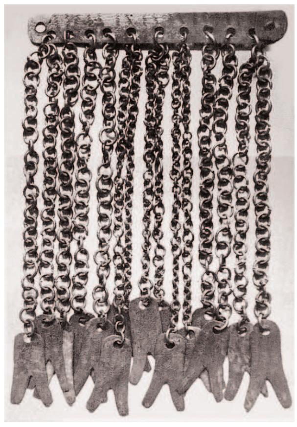 Zapinka brgzowa odkryta w torfie, Suchanéwko 3ronze brooch find from a peat deposit, Suchanowk«  Zapinka brgzowa odkryta w torfie, Suchandwko  Bronze brooch find from a peat deposit, Suchanéwko 