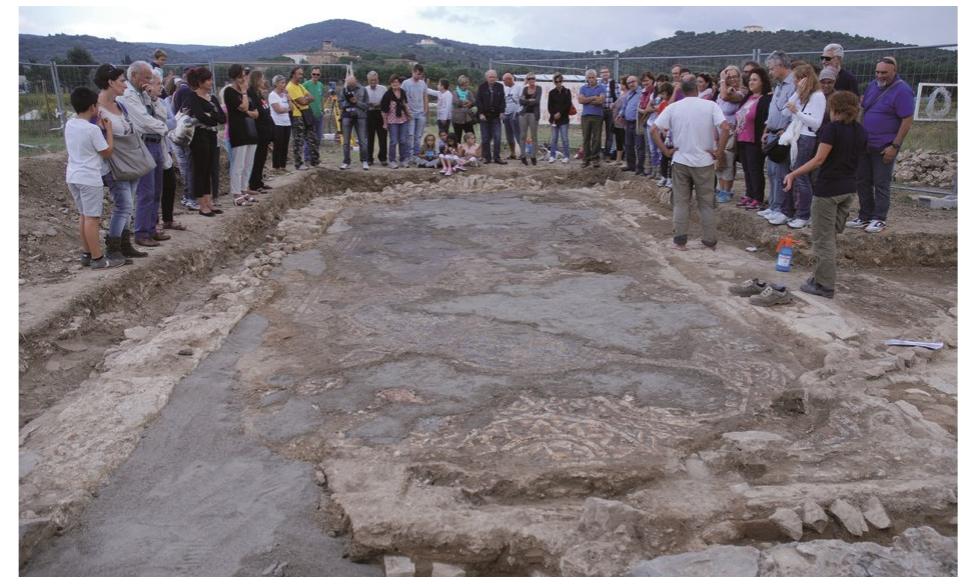 FIG. 2. VISITA GUIDATA INTORNO AL MOSAICO. 