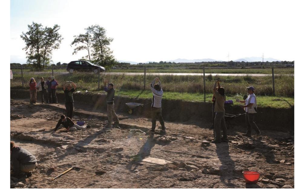 FIG. 4. STUDENT! CHE SIMULANO LE COLONNE DEL PORTICO.  Questo modo di approcciarsi con le persone riesce inoltre a dare ancora maggiore accento allo scavo come attivita in itinere che cresce e cambia nel corso del tempo e non come una realta fissa e sempre uguale a se stessa; un altro vantaggio sta nella pit alta possibilita di offrire connessio- 