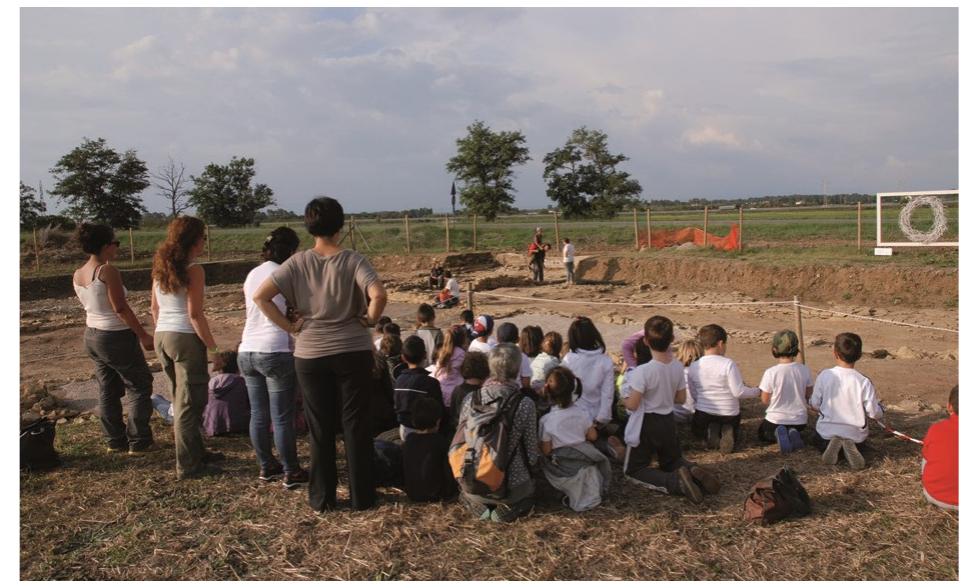 FIG. 7. UNA CLASSE ASSISTE AL RACCONTO SIMULATO. 