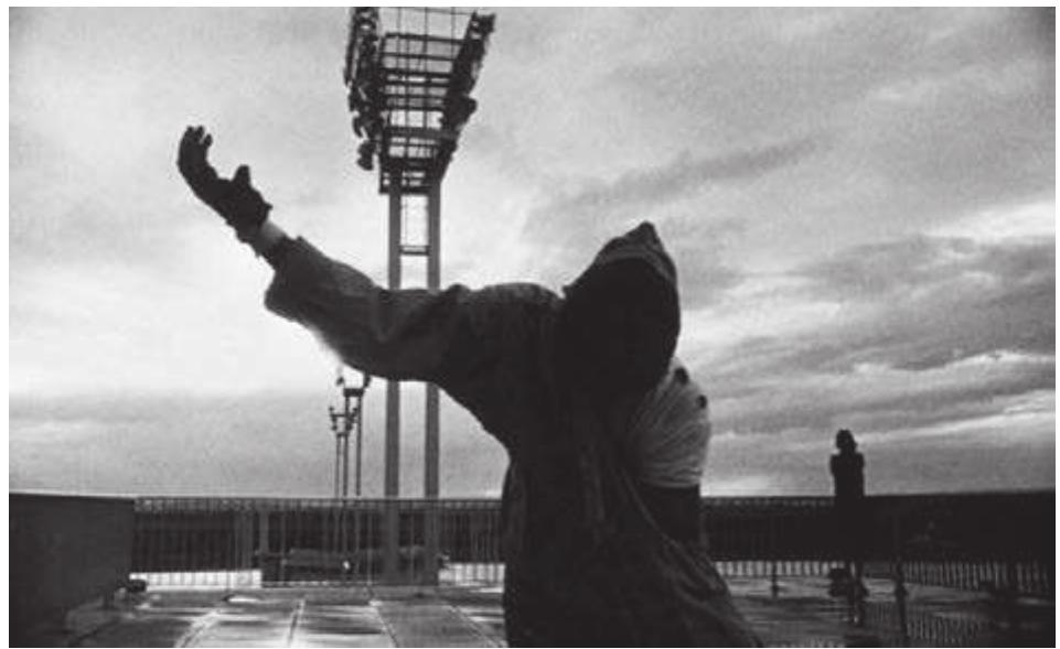 Figure 8. Protagonist gunned down by camp police in La jetée (Argos Films, 1962).  ee aa > ania Pia Similarly, the narration’s conclusion, in which the man is gunned down by the can  police at the site of his privileged memory, resonates with this article’s consideratic of the film as a meditation on the displacements between France’s consumer socie and its colonial discipline. Here it is productive to draw on Joan Copjec’s reading « Marker’s short as a film that is ultimately not about the need to remember but abo the necessity of forgetting. For Copjec, what the fascist world of the camps (and « torture) cannot “survive is the hero’s refusal to reject this memory. It is he who h condemned this world to destruction; the world is in danger as long as the memo endures.”®? It is crucial to append to this reading the fact that the film’s closing sce1 Figure 8) incorporates Robert Capa’s famous Spanish Civil War photograph of tl fallen republican soldier as its explicit i intertext Bigaee 9).  rT 4 rf te. rf ., 1 Nr W Jy, ce an -*, Fano, 