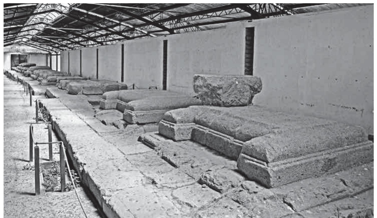 Fig. 12. Sanctuary of the Thirteen Altars, Lavinium: altars with tufo-paved platea (Author). 