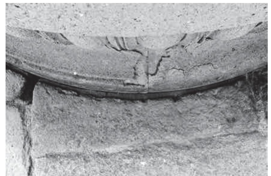 Fig. 17. Gap between circular monument and surface of tufo lionato pavement (Author), 