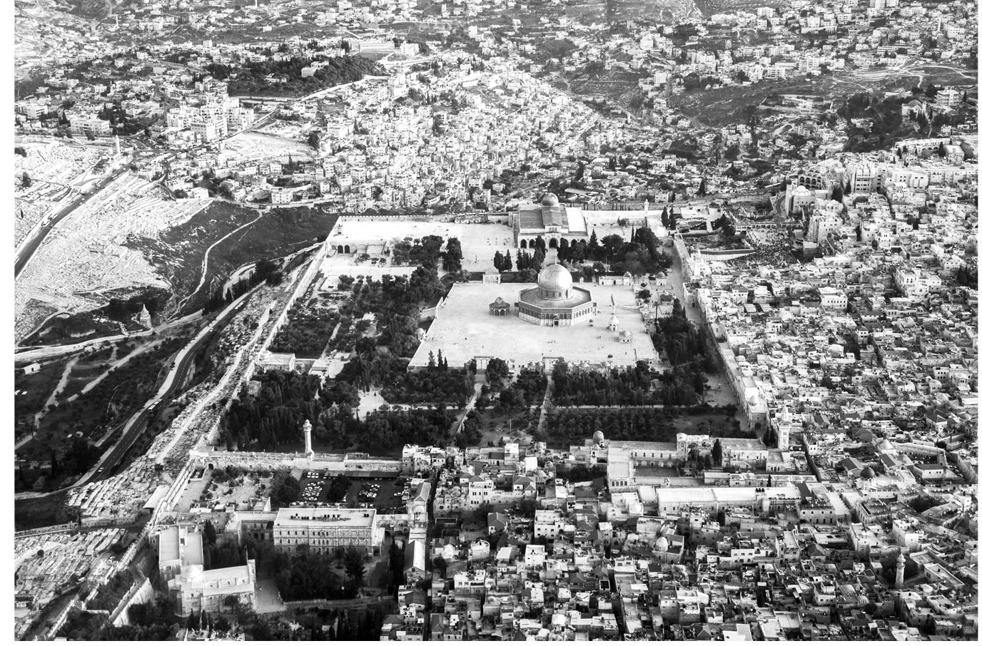 Fig. 1: An aerial photograph of the esplanade, from the north, 2010
(Duby Tal, Albatross)
 -onceptualizations of the same sacralized area over a very long period.
[he overview of these conceptualizations that follows will highlight
hree themes: (a) the extent to which adherents of the religion who
vere in possession of the area during a given period were aware of
he importance of the esplanade for adherents of another religion or
other religions; (b) the extent to which the possessors of the area gave
uccess to the esplanade to people they regarded as infidels; and
c) the way these possessors treated the remains of buildings that had
een erected by earlier—from their point of view, infidel—possessors.
