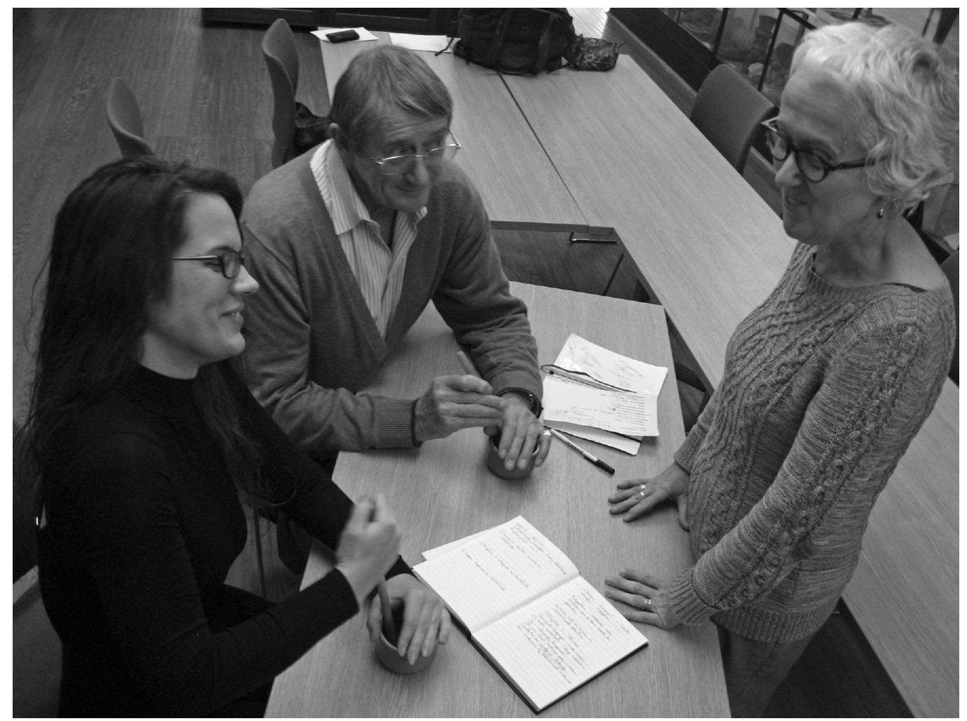 31.4 The author discussing the experiment with two City Lit students. (Photograph by David Taylor.) 