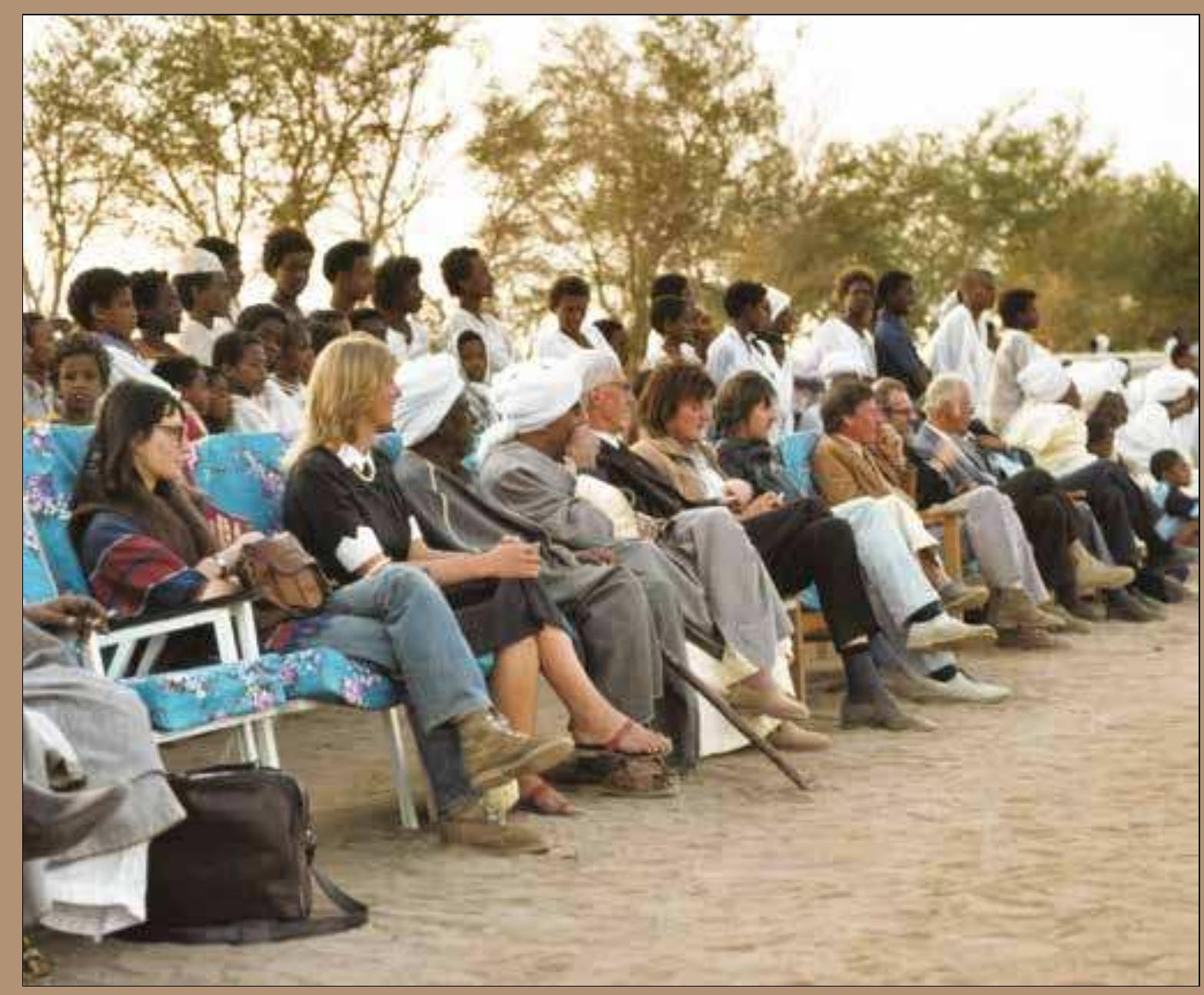 The British Institute in Eastern Africa’ excavation team at Soba East in early 1982 in the company of the BIEA president Sir Laurence Kirwan, Polish colleagues en route to Old Dongola and the local people. (photo: SARS Innemée Archive, INN Di004). 
