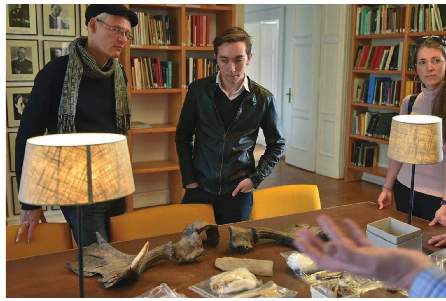 the University of Cologne took the international guests back to the airports in Cologne and Diisseldorf.  yielded the oldest human fossils in Westphalia and reveals fascinating information on the Mesolithic- Neolithic transition in this region (ORSCHIEDT ET AL., 2012; ORSCHIEDT ET AL., 2014). Jorg Orschiedt and Wolfgang Heuschen offered a guided tour of the area of excavation in front of the cave entrance (Fig. 3). Three small groups were then allowed to enter the cave itself, where excavations have been ongoing since 2006 (Fig. 4). The cave entrance is very narrow and visitors need to crawl down to the site of excavation along a narrow tunnel. 