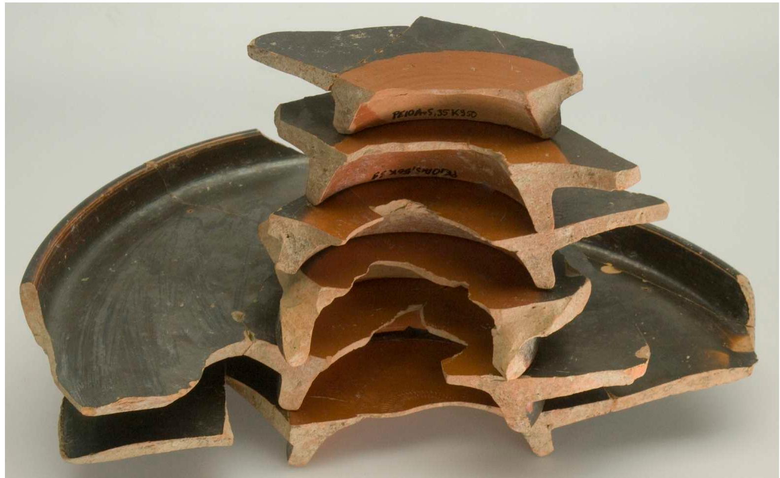 Fig. 7: Hypothetical reconstruction of the stacking of plates in a kiln (various specimens from PE 10, Ar 5) (Photo by B. Engels). 