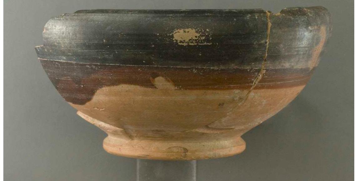 ‘ig. 9: Hellenistic hemispherical bowl (PE 10, Ar 5, 35 K 335; DRim 14,4 cm; DFoot 6,8 cm; H 7,2 cm) (Photo by B. Engels). 