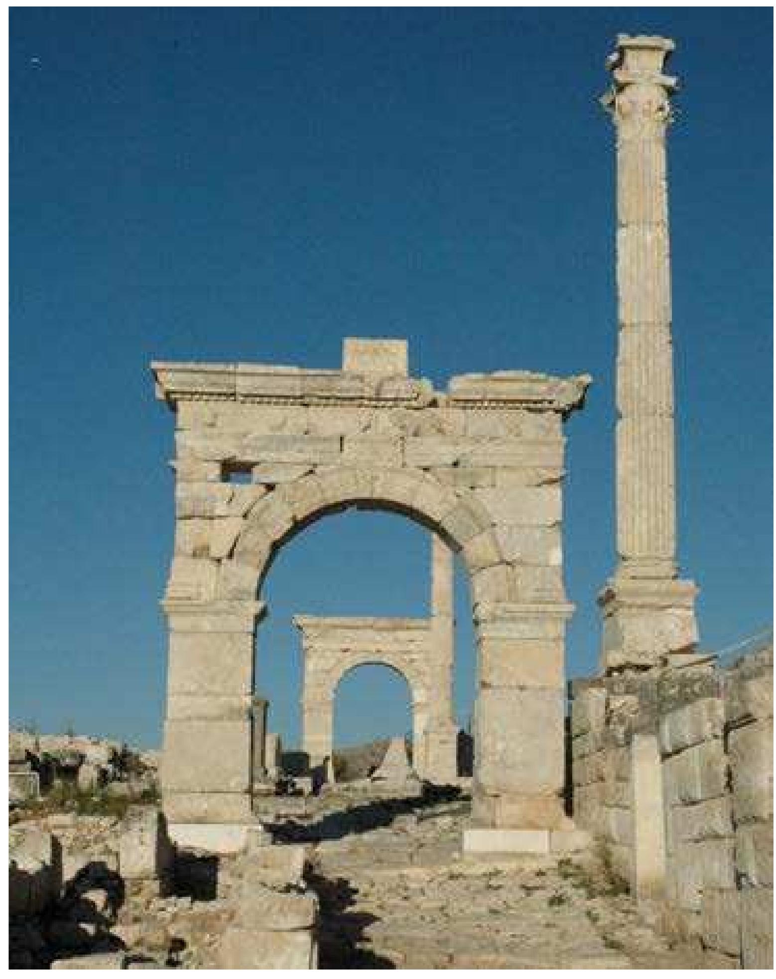 Fig. 3: View of the arches of Claudius and the honorific columns at the southern entrances to the Upper Agora, and the south facade of the adjacent Market Building to the right (B. Vandermeulen). 