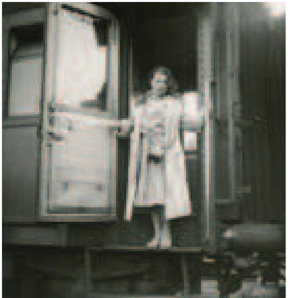 Brandt mit Kamera in einer Zugtir, frihe 1930er  Brandt with camera in the entrance to a train, c. early 1930s. 