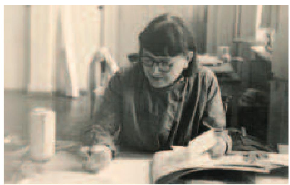 Brandt am Zeichentisch, Anfang/Mitte 1950er Brandt at her drafting table, early to mid 1950s 