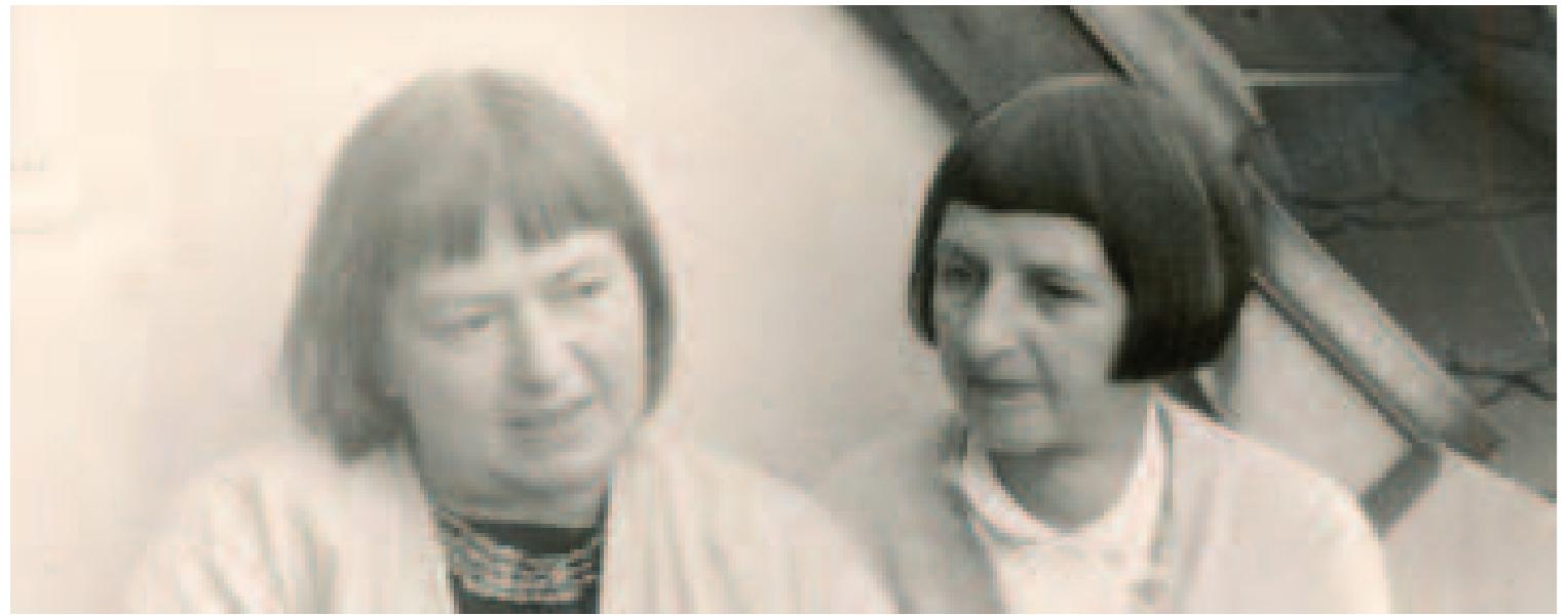 Brandt mit ihrer Schwester Susanna Lafelt, 1960er Brandt with her sister, Susanna Lafelt, 1960s 