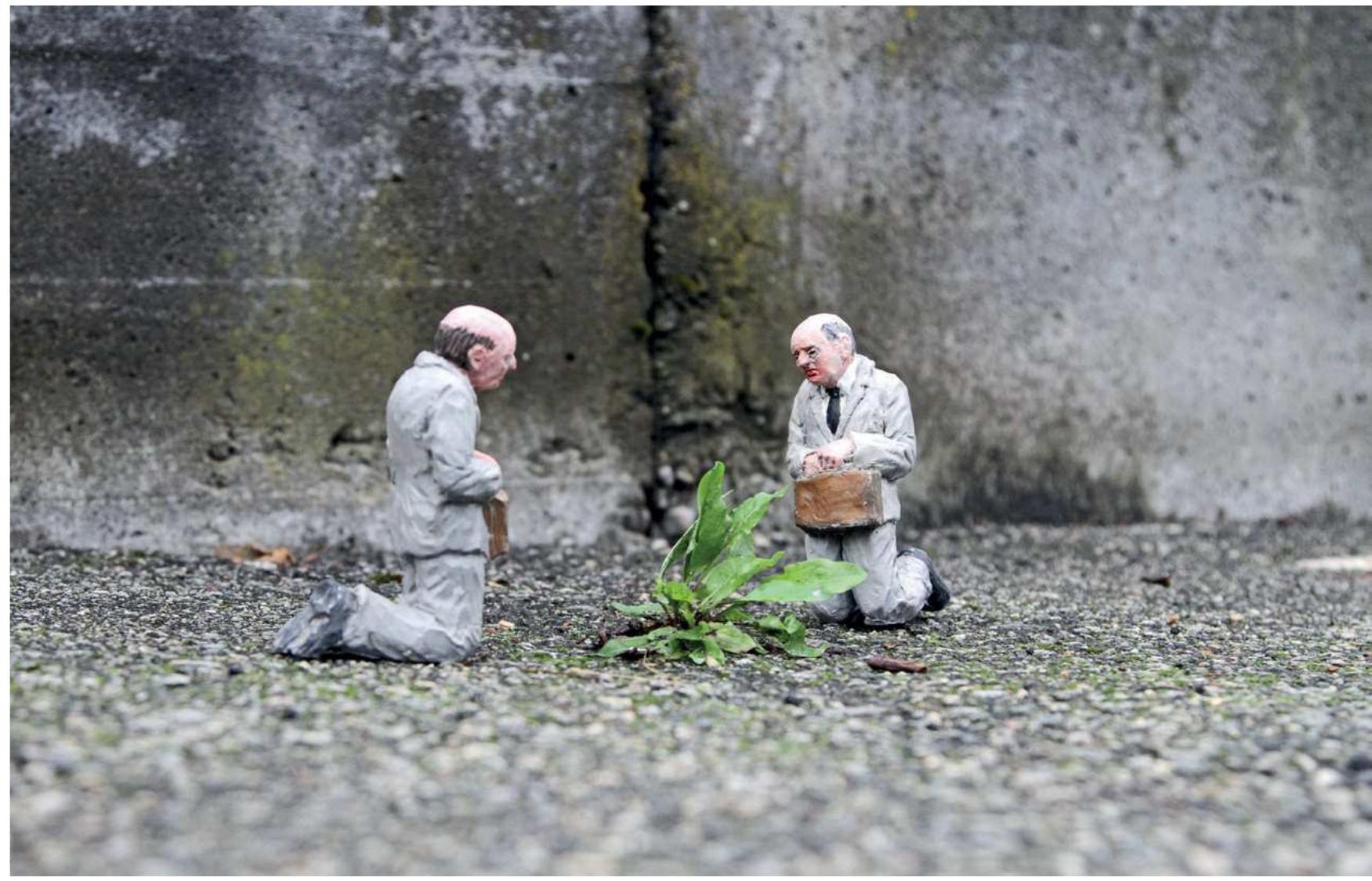 Figure 6.1: Isaac Cordal, no title (2015). Street installation in Stavanger, Norway as part  of NuArt Festival. The sculptures in this image are approximately 10 cm tall. Photo © Isaac Cordal. 