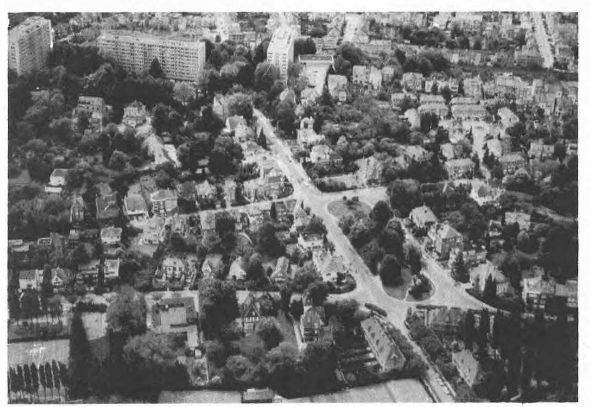 [fig. 4] Aerial view taken from the zeppelin “good year” of the “very green subsystems”, in Watermael-Boitsfort. In the top-left, Duvigneaud writes that we see the subsystem “isolated houses in the green”, which is transforming itself into the subsystem “grands ensembles in the green”. From Duvigneaud, P., Denaeyer-De Smet, S. and Tanghe, M., ‘Importance de l’écosystéme urbain et des sous- systemes (l’exemple de l’agglomeration bruxelloise)’, p. 56.  hee eee Se ee bee  Duvigneaud actively sought to induce this biological and ecological considerations in the planning apparatus by making a sutvey study: a map showing the occupation of the soil and its subsequent greenness, or the Carte écologique de l'occupation du sol et des degrés de verdurisation de l'agelomération Bruxelloise |fig. 6]. This map was ordered by the government of the Brussels agglomeration, as a tool to be used in future planning tasks. The alderman Pierre Havelange stated that the map would  help the agglomeration in reaching its goals for more green space, effectively making an overview of the prob  ems of the  city on a regional level (Duvigneaud, 1977, preface). It was made by using existing areal photographical material, official  structure plans and on pictures taken from a zeppelin normally used for advertisement flights over Brussels  fig. 4 & 5]  (Duvigneaud, 1977). These pictures where essential, because they showed the biological productivity of the green spaces  in term of volume.’ The final map showed the amount of greenness of certain areas, incorporating Duvigneaud of biological productivity onto a spatial framework.  his theory 