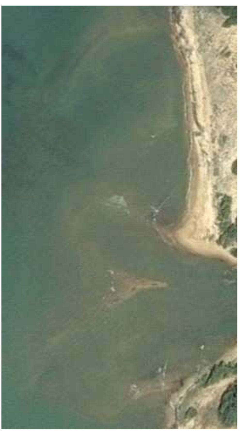 The satellite image of the coastline at the Modaragam Aru river bay (Fig. 11 and 12) seemed inter- esting enough to me, to be shown in this survey. One may only recognize the play of waves and sand and see rock structures in the aerial photograph. But the question may also arise, as to whethe man-made structures are not very likely in this part of the coast. At least it can be assumed that in older times, the Modaragam Aru River served as a busy waterway. Admittedly, this river is not marked on any maps of Taprobane, which does not necessarily mean that it was insignificant. Himanshu P. Ray wrote: 