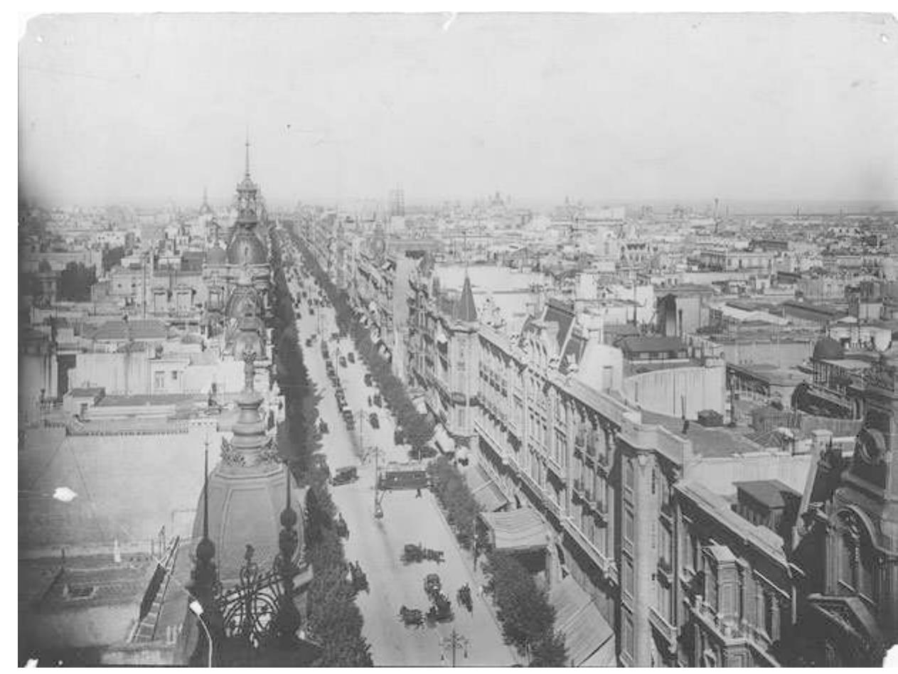 Park, laid another slum, the Bajo Belgrano, which rivaled the Barrio de las Ranas on the south side, for wretchedness and disease (30). The itinerary described by Scobie (in addition to the excursions to the southern working-class neighborhood of La Boca) was the classic tour taken by travelers who visited the capital at the turn of the century. It was also the urban area that captured the attention of Gomez Carrillo. The contrast present in the dwell- ings that made up the centro-norte zone is evident in the historian’s description, which reveals an urban fabric of compact spaces where a poverty with prevalently migratory roots interrupted the continuity of the city.   the Argentine newspaper La Nacion before taking the shape of a book. When Gomez Carrillo was taken on a tango tour through the streets of La Boca, his reaction was one of astonishment (Montaldo 2016: 172). “It is a distant barrio, sor- did and almost deserted. On the ground, full of water, the rare light of the public lamps reflects with a spectral pallor. On the sidewalks, or rather footpaths, we walked, jumping over puddles, the three guests of the man who best knew the subur- ban slums” (213). The language loaded with ref- erences to the fast rhythm of progress when describing the Avenida de Mayo, here on the contrary, employs attributes that refer to a theatri- cal backstage, a “distant, sordid and almost deserted” atmosphere. One had to go to the out- skirts, to the edges of the river to discover the creatures who were materially the lowest in Buenos Aires. There one could find “strange” beings who lived in “spectral” spaces and who remind us of what might be the cemetery of humanity, a desert place not for lack of inhabi- tants, but for lack of lights.  