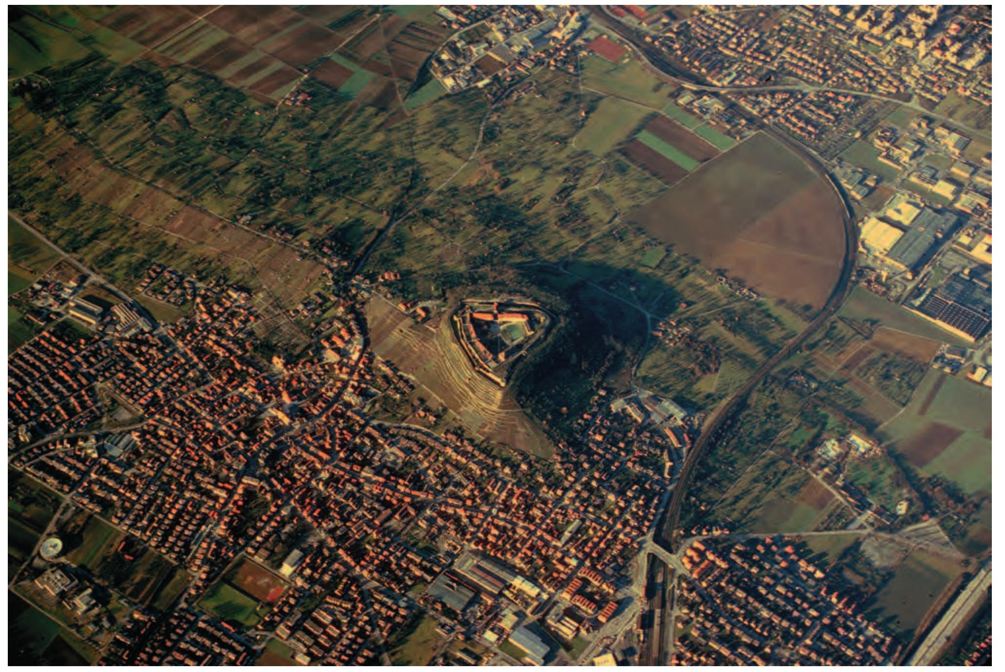 extremely fertile loess-landscape is bordered by the rivers Enz, Neckar and Glems within a distance of 5 km. The Hohenasperg is located at the centre of an unusual area of outstanding burial mounds (Fig. 6.10); several large and rich tumuli of Ha D2 to LT A are known within a radius of 10 km: e.g. Asperg Kleinaspergle, Asperg-Grafenbiihl, Ditzingen-Schockingen, Ditzingen-Hirschlanden, Ludwigsburg-Rémerhiigel, Eberdingen-Hochdorf, etc. (Biel 1985; Ziirn 1970, 1987; summarized in Balzer 2008, 147-9). Their grave goods — including imported furniture with lion feet made of ivory, amber inlays such as carved faces of Sphinxes — indicate close contacts to the Mediterranean. Unfortunately the Hohenasperg itself is today overlain by a prison, housed in a substantial Renaissance fortress (see Fig. 6.9) whose construction surely eliminated or built over any Iron Age struc- tures. Sherds collected on the southern and eastern slopes confirm an Iron Age settlement of Ha C/D1 to LT B (Balzer 2010b). However, the Hohenasperg is not the only hillfort and settlement in the area. The whole region of the Middle Neckar area was inten- sively and continuously populated, totalling over 340   Figure 6.9. The Hohenasperg (Landesamt fiir Denkmalpflege im RP Stuttgart/O. Braasch).  A totally different situation is observed in the Hohenasperg region. The Hohenasperg is a large six hectare upland plateau (Fig. 6.9) in the centre of the Mittleres Neckarland, just north of Stuttgart. This 