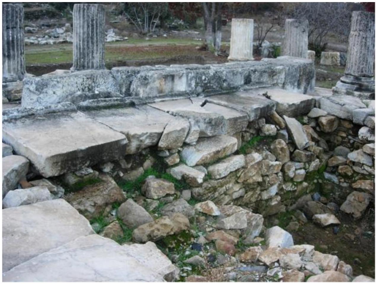 Figure 7: Anathyrosis on the side surface of naos blocks. 