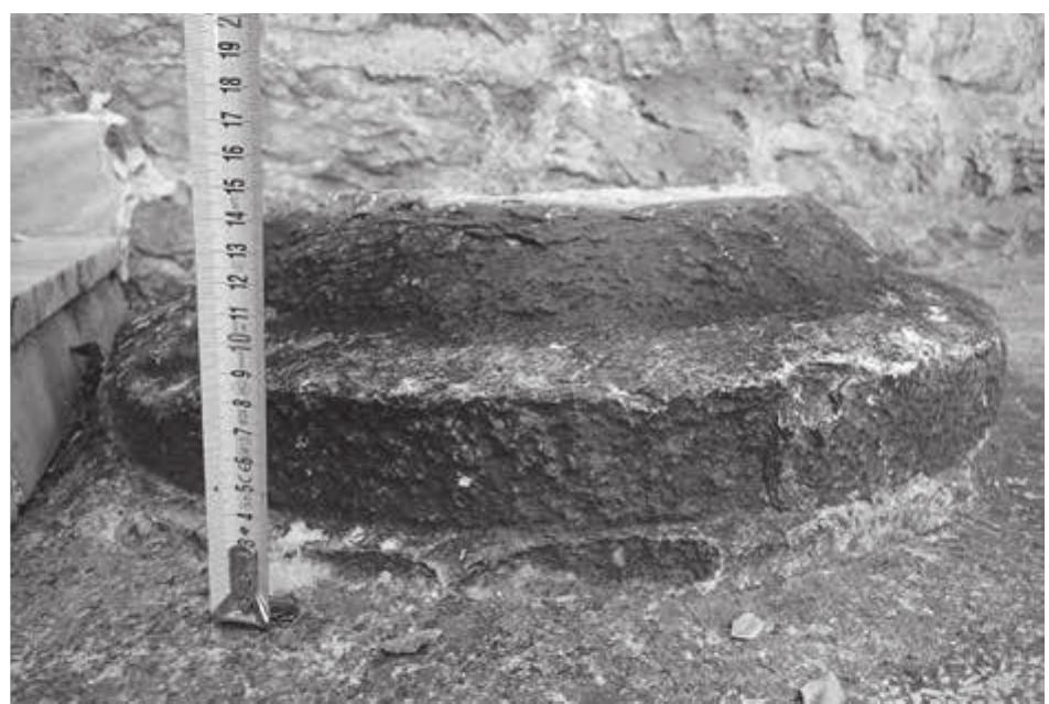 Fig. 12: OH_ID_2052, the marble base in detail (photo by P. TuSlova). 