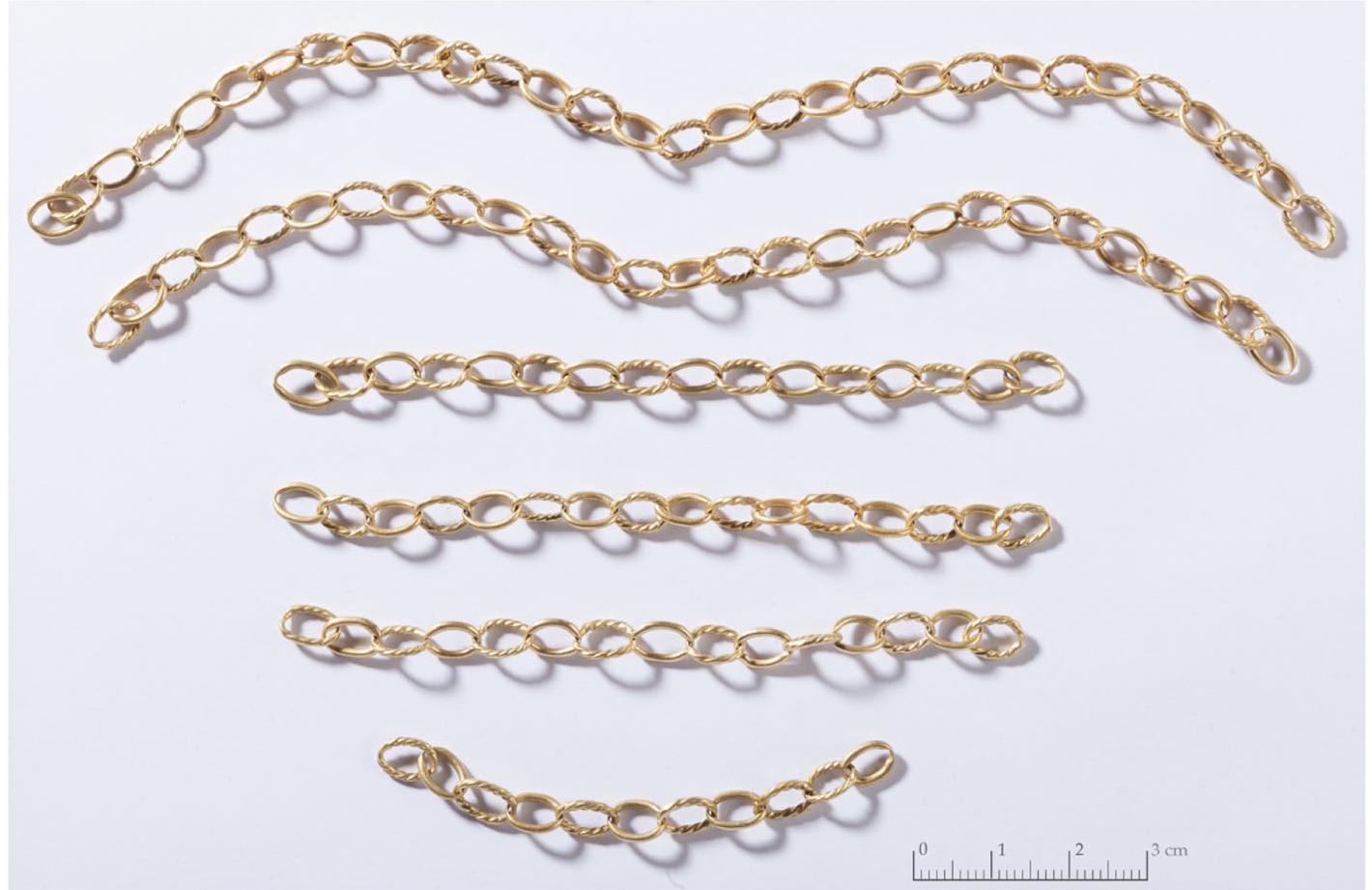 Kindoki Kindoki cemetery: gold chain from tomb 8 (photo ©kongoking)