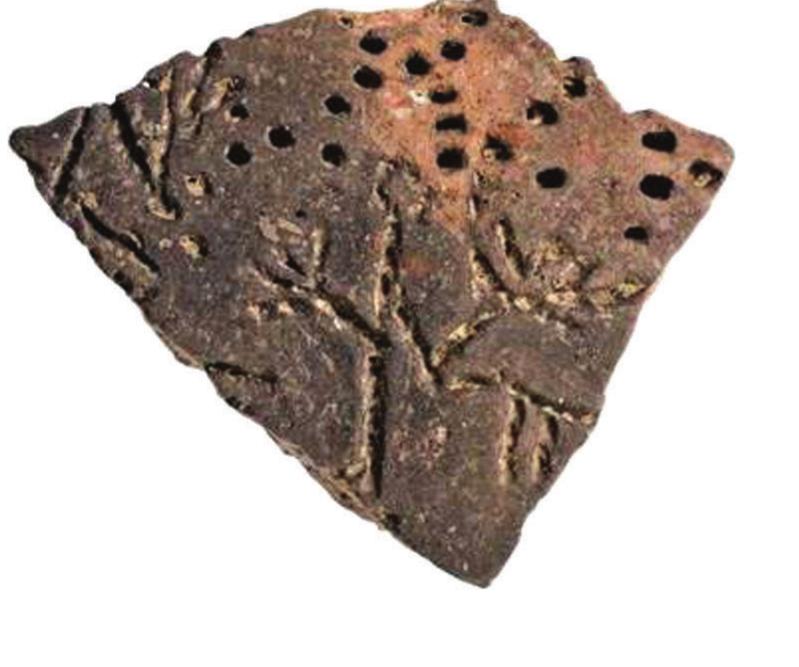 SLIKA 1. Antropomorfni prikaz na ulomku keramicke posude, Franjevac (Balen 2011, 97, sl. 4.8; izradila |. Turin).  Tijekom zastitnoga arheoloskog istrazivanja lokaliteta Franjevac pored Dakova 2007. godine, u kontekstu velikoga pretpovijesnog naselja kostolac¢ke kulture, pronaden je ulomak keramicke posu de na Cijoj je povrsini urezan antropomorfni lik (sl. 1). Posuda je ornamentirana tehnikom ubadanja, a motivi su zonalno grupira ni. Antropomorfni prikaz izveden je tehnikom brazdastog urezi vanja. Stilski i geografski najblize paralele ovom nalazu su prikaz na fragmentu posude vucedolske kulture s Vucedola (0 kojemu 