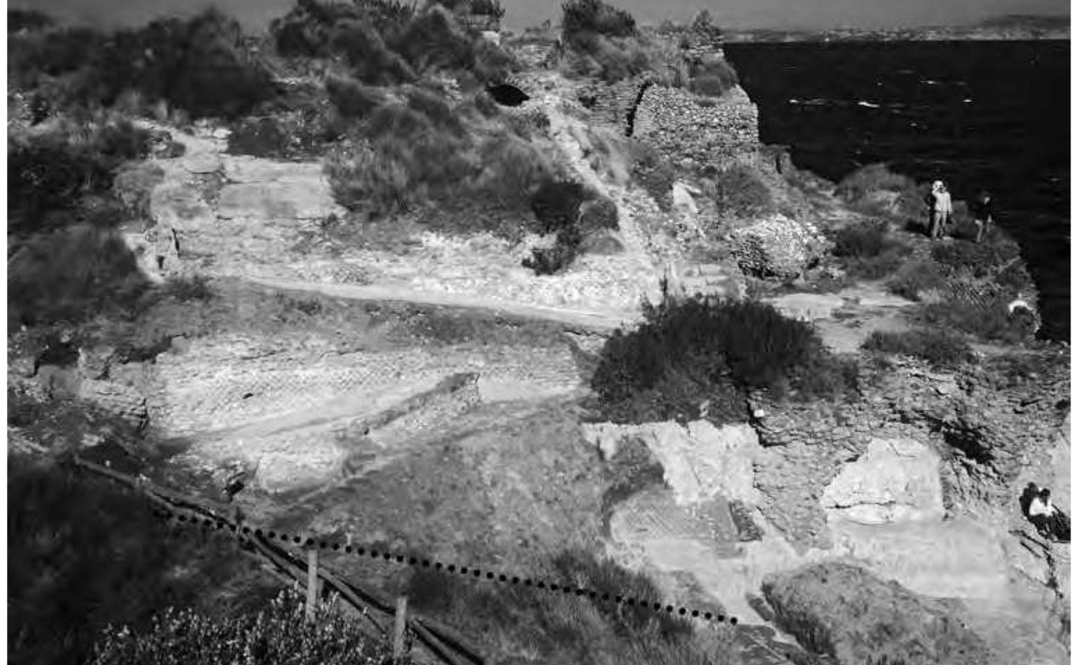 Fig. 11. The E ramp seen from the south. Dotted: supposed course of the lower ramp (verified at its termination) (© W. Filser, Winckelmann-Institut, Humboldt-Universitat). 