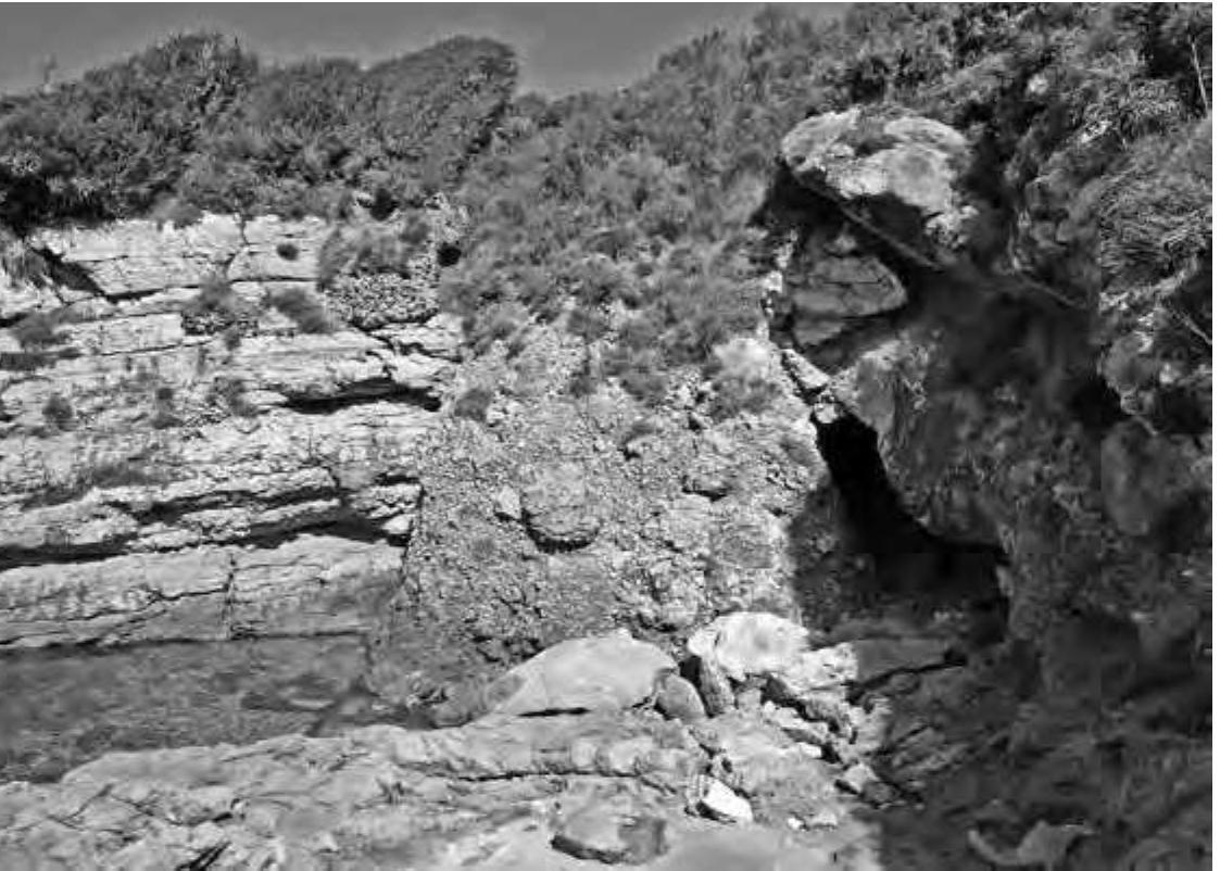 Fig. 15b. The rockslide seen from the outer port (from west). To the right can be seen the start of the rock arch, which has been closed by the rockslide. 