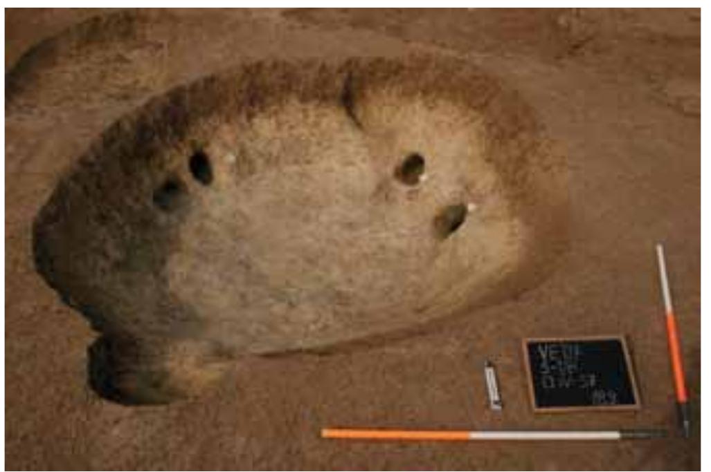 FIGURE 6. Storage pit SU 303 (photo documentation of the Auxiliary filed work shop of the Department of Archaeology in Bizovac).  FIGURE 4. Waste pits SU 013 and SU 016, semi-sunken object SU 038 and storage pit SU 380 (based on photo documentation of the Auxiliary filed workshop of the Department of Archaeology in Bizovac; modified by K. Luki¢). 