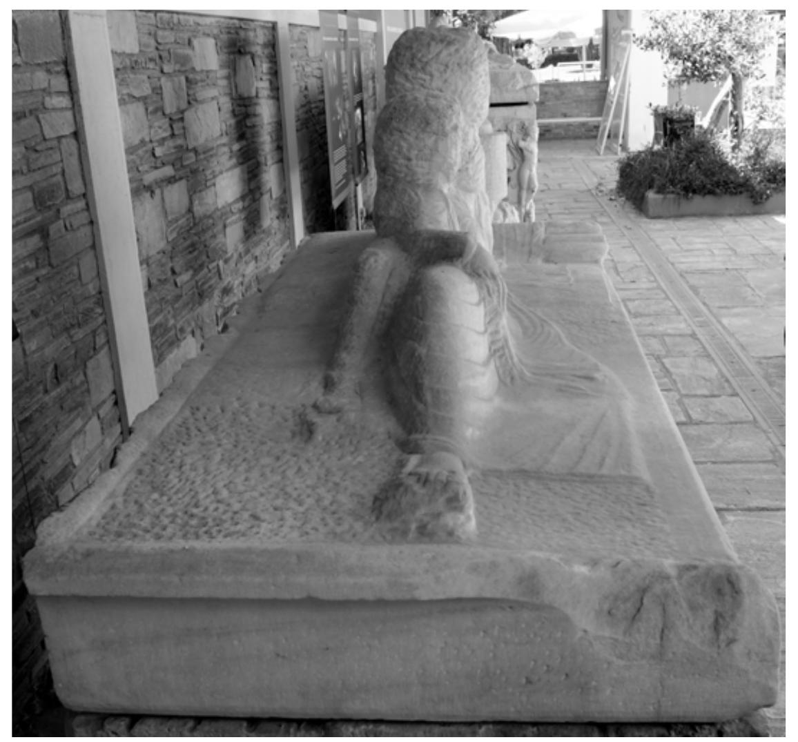 Fig. 1: Thessaloniki, Archaeological Museum Inv. 1794-96. Partial lack of finish on the lid of a 3rd cent. AD Attic amazonomachy sarcophagus. Not only the heads of the reclining figures and the less visible portions of the lid are not fully finished, but also the hand garland of the female figure as well as some folds of the garment and the frontal portion of the lid. (Photo: author).  3rd cent. AD Attic amazonomachy sarcophagus. Not only the heads of the reclining figures and 