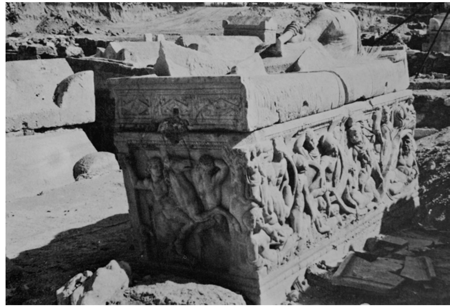 — _— —  This does not, of course, exclude the possibility that, in individual cases, there were deeper biographical connections between the patron and the battle imagery. P. Veyne has pointed out that, in the Barbarian invasions of the third century AD, Greeks fought and died alongside their Roman allies; they understood themselves as ovppaxot of the Romans. It is indeed entirely possible that, in single cases, Attic battle sarcophagi may have served to commemorate military men. A mid-third-century AD example in Tyre (Fig. 17), depicting the “battle at the ships”, appears to be sucha case. The kline lid shows the reclining patron with a sword and another attribute (in addition to the obligatory book roll) that may either be a rudder or, as suggested by  as oVULaxol of the Romans.'* It is indeed entirely possible that, in single cases, Attic 