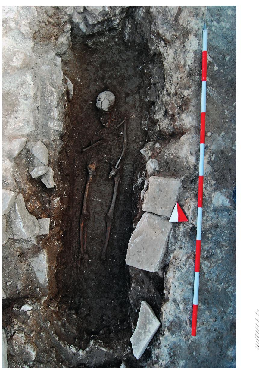 Fig. 4 : Drawing of Belentepe grave no. 2011-30  Fig. 3 : Belentepe grave no. 2011-30  Geometric Period Grave Types and Architecture at Milas — TKi Excavations 