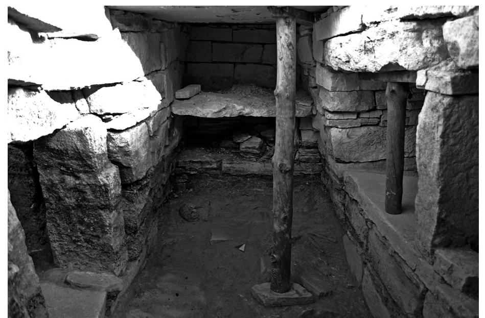 Fig. 28 : Interior view of Husamlar grave no. 2010-1, on the left lies the door leading to the dromos 