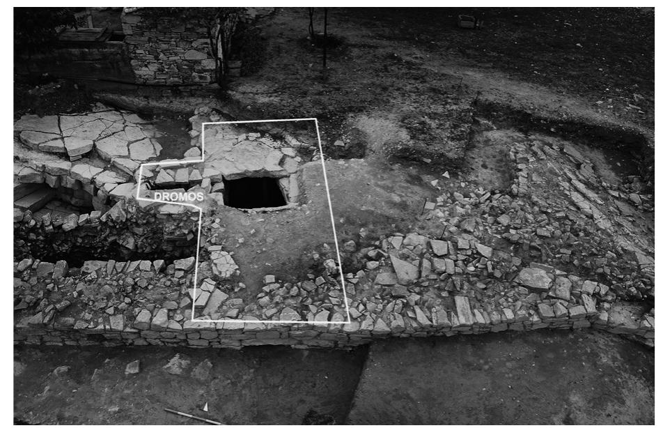 Fig. 32 : Hisamlar 2010-1, reventment wall, from the south  Fig. 31: View from Husamlar grave no. 2010-1 to the dromos 