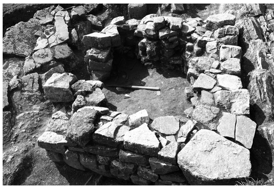 Fig. 36 : Interior of Mengefe grave no. 2011-4, inhumation burial 